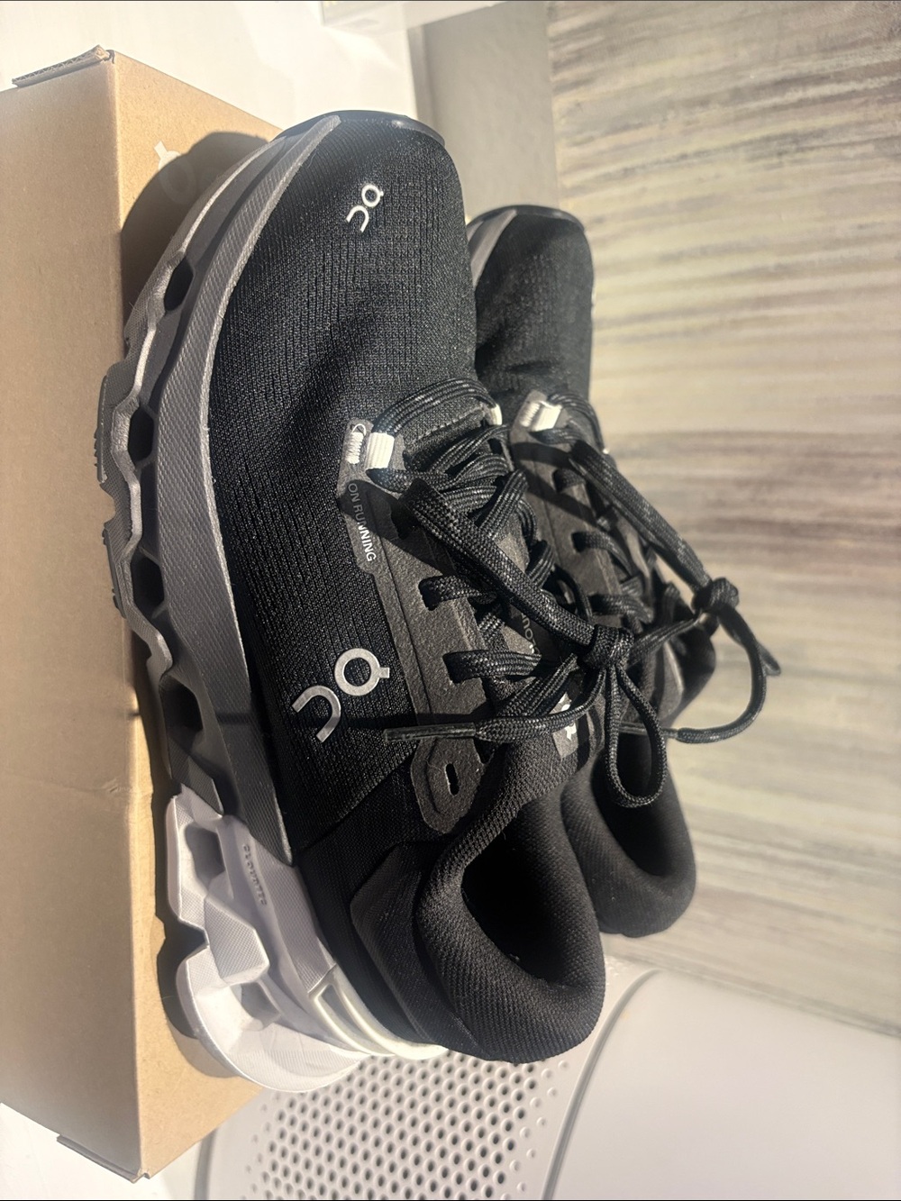 On Running cloudflyer 5 size 7.5 only worn 1x